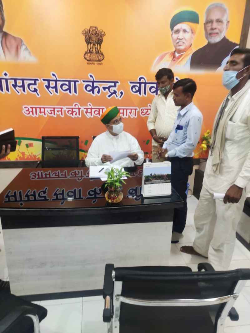 अंडरपास अनियमितता को लेकर केन्द्रीय मंत्री से मिले ग्रामीण