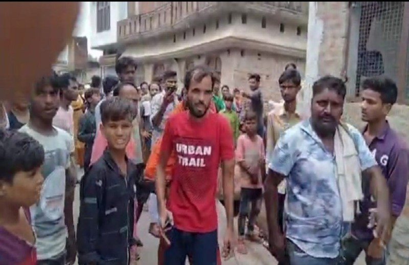 एक हजार रुपयों को लेकर दो पक्षों में जमकर हुई मारपीट, ईंट-पत्थर और लाठी-डंडों से संग्राम का Live Video वायरल