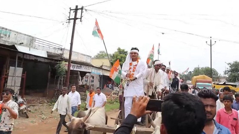 खाद की कमी को लेकर कांग्रेसियों ने किया प्रदर्शन