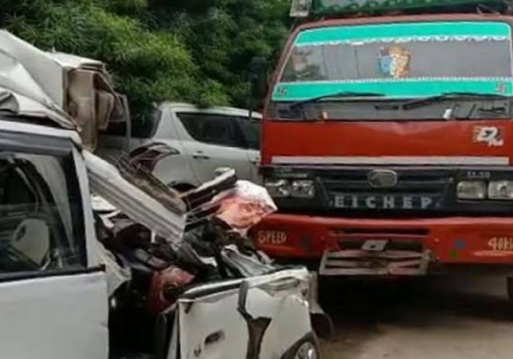 कानपुर में हुआ दर्दनाक सड़क हादसा, ओला कार खड़े डीसीएम में पीछे से घुसी, आर्किटेक्ट छात्र सहित दो की मौत