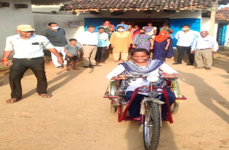 बैसाखी की बेबसी हुई खत्म, 10 किमी. पैदल सफर करने वाली दिव्यांग युवती को C0 के बर्थ डे पर मिला ट्राइसाइकिल का तोहफा