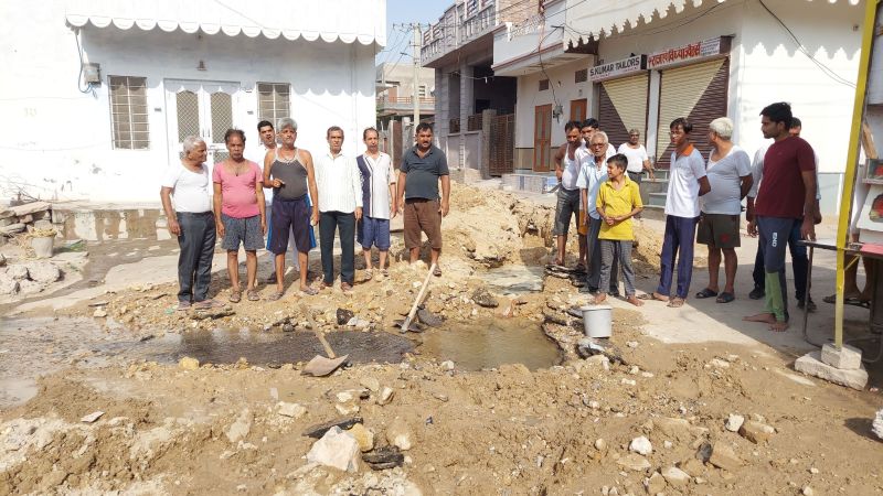 पाइप लाइन क्षतिग्रस्त, लोग परेशान