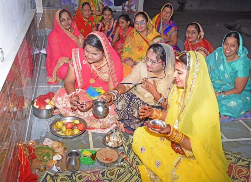 संजोडे सूं कजळी पूजै, कर सोळह सिणगार