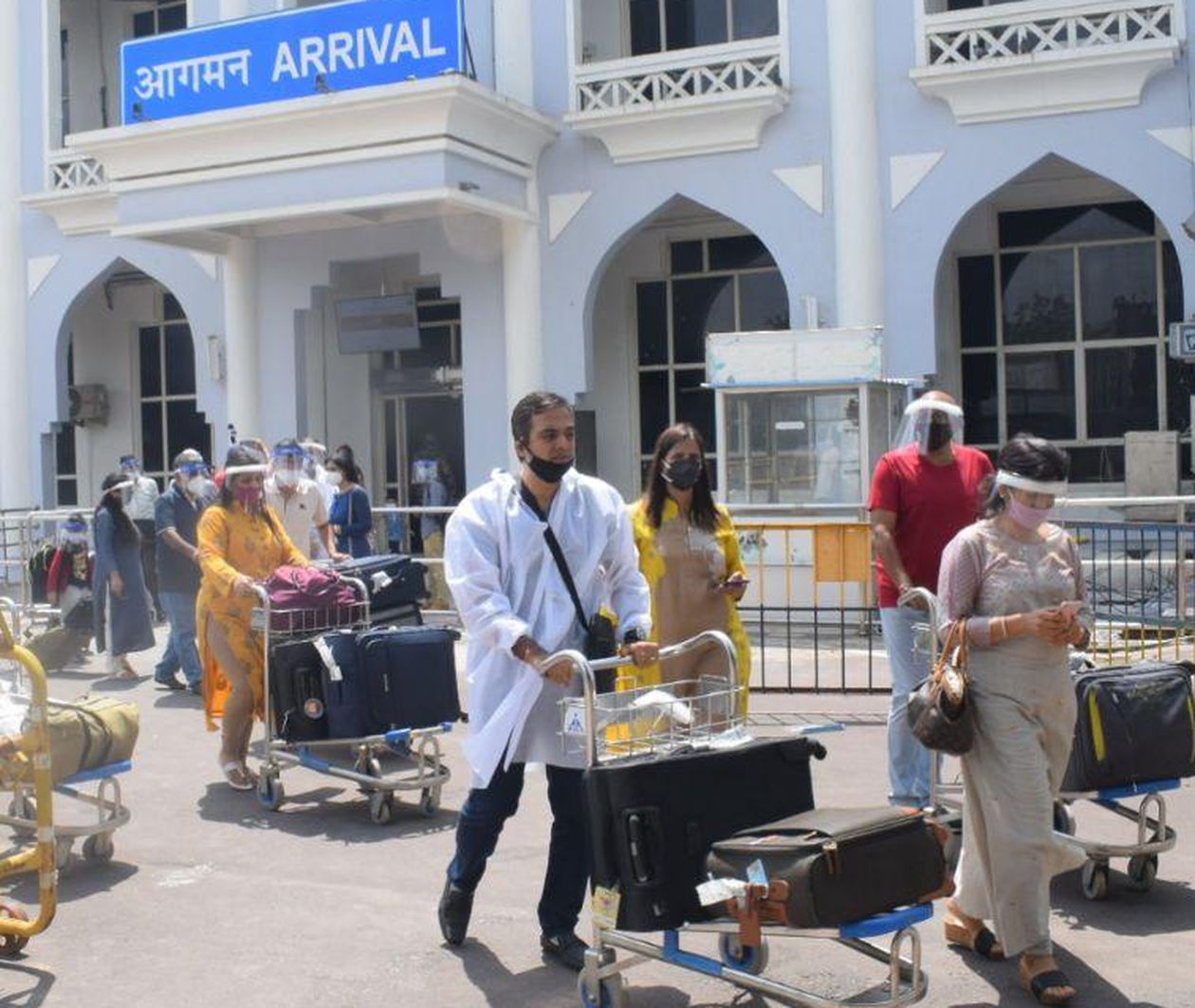 कोरोना: पहली लहर के मुकाबले दूसरी लहर में उड़ानें आसमां में