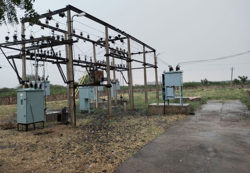 बिना सुरक्षा उपकरण के संभाल रहे विद्युत व्यवस्था, खतरे में जान