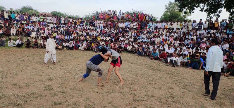 चकई मेले में महिला पहलवानों ने दिखाया दम
