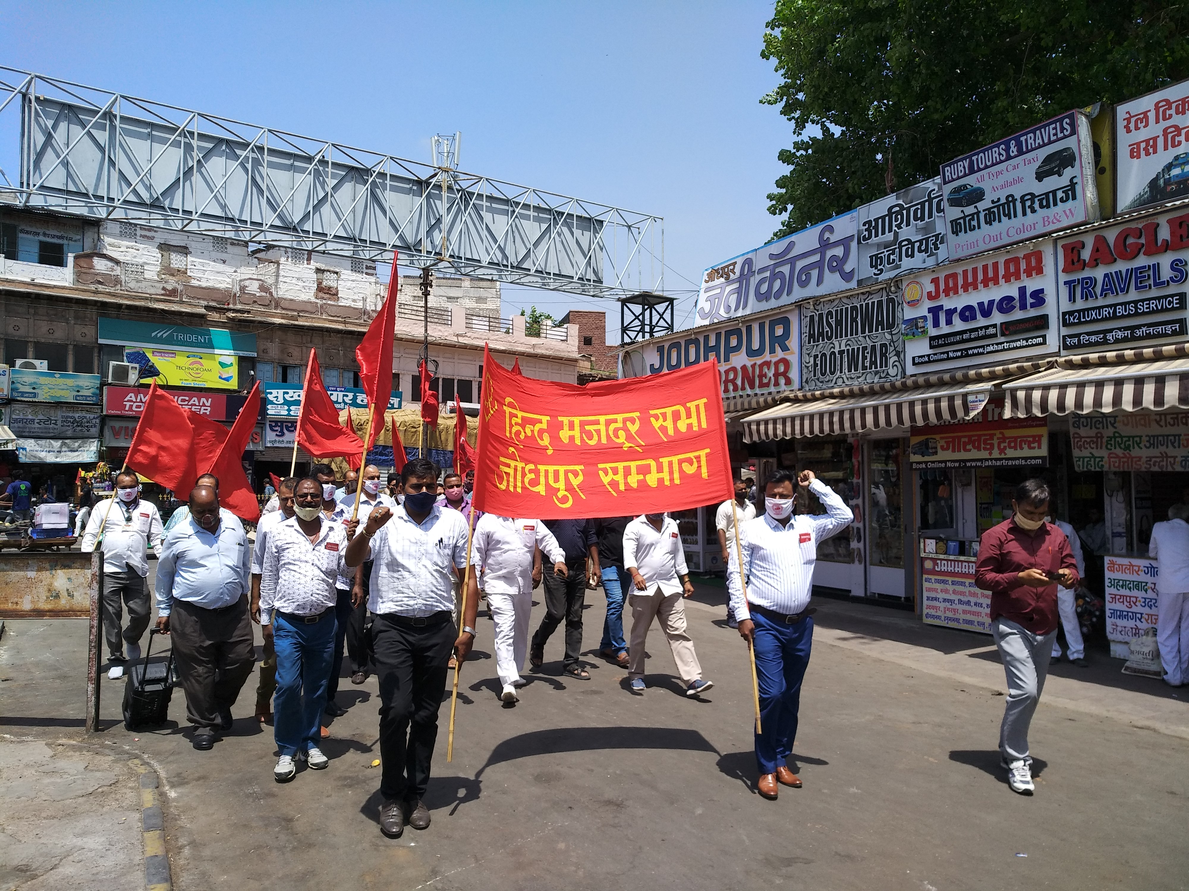सरकार निजीकरण को बढ़ावा देकर मजदूरों का शोषण कर रही