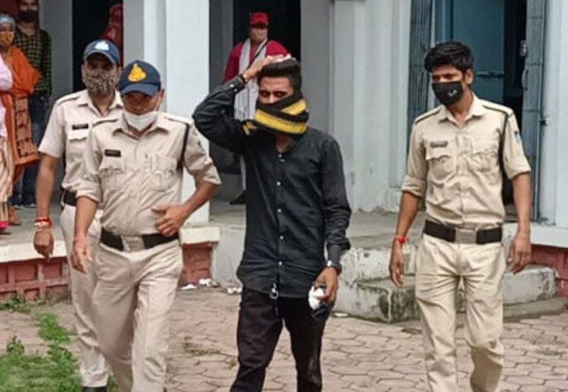 युवती को धर्म परिवर्तन कर शादी के लिए दे रहा था धमकी