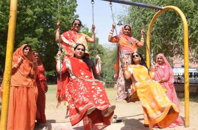 मंदिरों में दर्शन-पूजन, झूला झूलने की हुई रस्म, अखंड सुहाग के लिए किया कजली पूजन