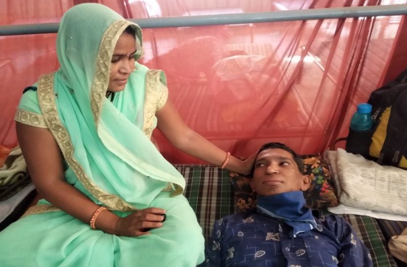 पत्नी उधार लेकर कैंसर मरीज पति का करवा रही उपचार