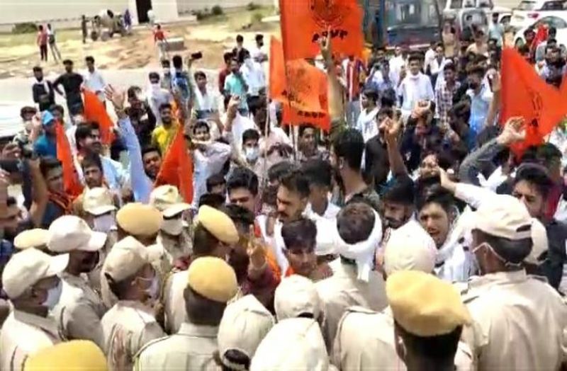 एबीवीपी ने किया शेखावाटी विवि का घेराव, पुलिस से हुई धक्का मुक्की