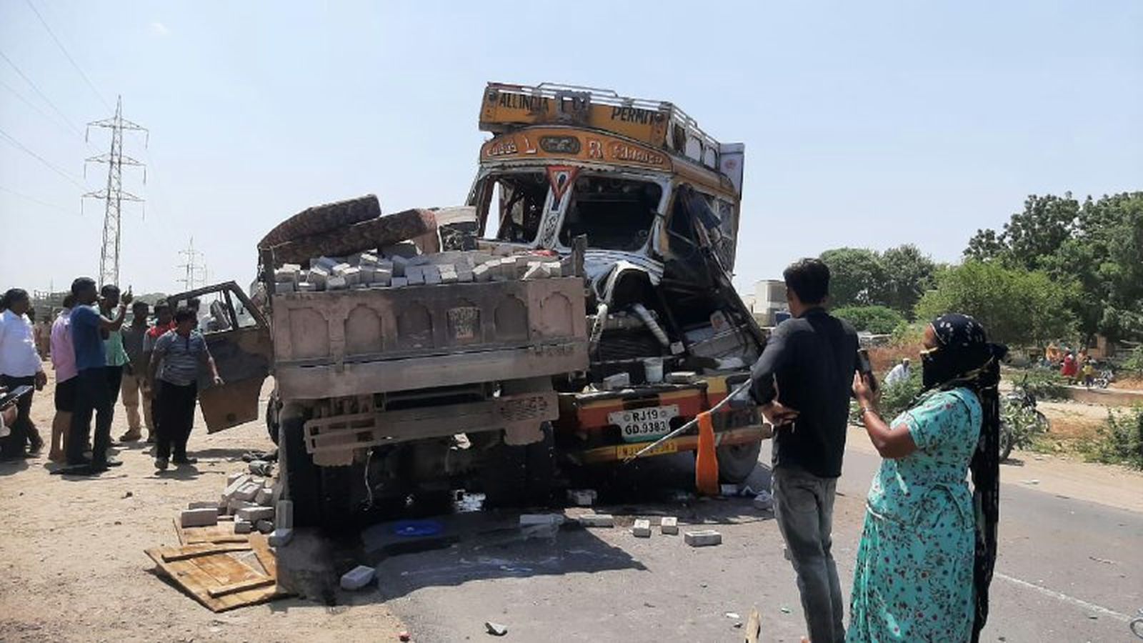 दो ट्रकों की भिड़ंत में चालक की मृत्यु, दूसरा गंभीर