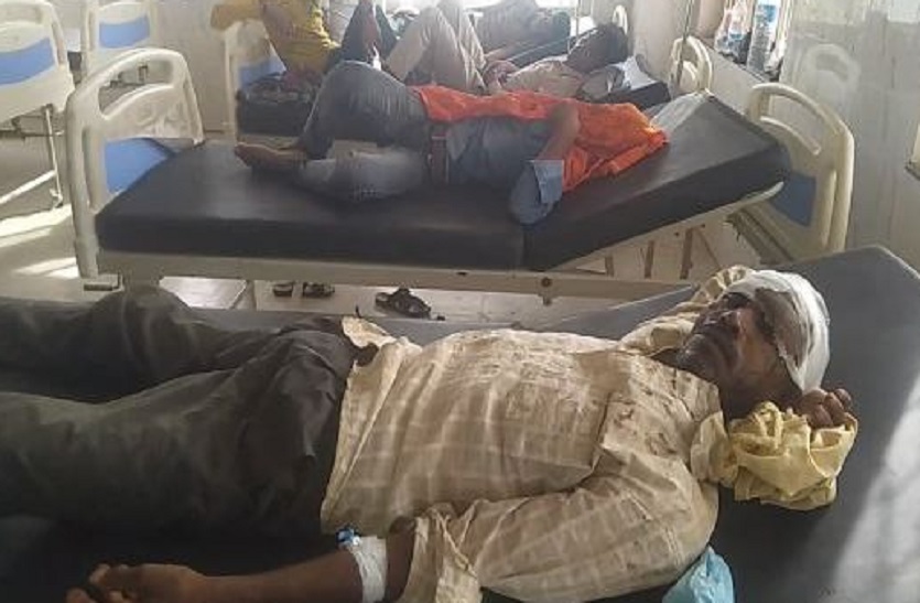 टैम्पो में ट्रक ने मारी टक्कर, मां-बेटे समेत 3 की मौत