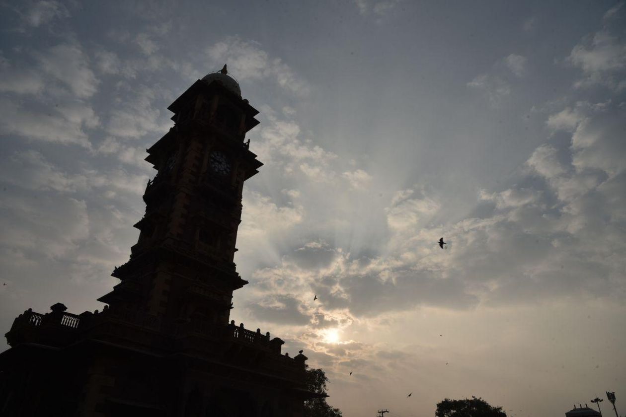 तेज हवाएं चलने से तपिश से कुछ राहत