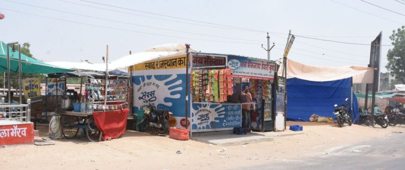 डेयरी बूथ की आड़ में बढ़ रहे ठेले