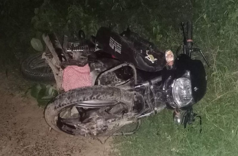 बाइक सवार दो युवकों को रौंदा, पीछे आ रही पत्नी चोटिल