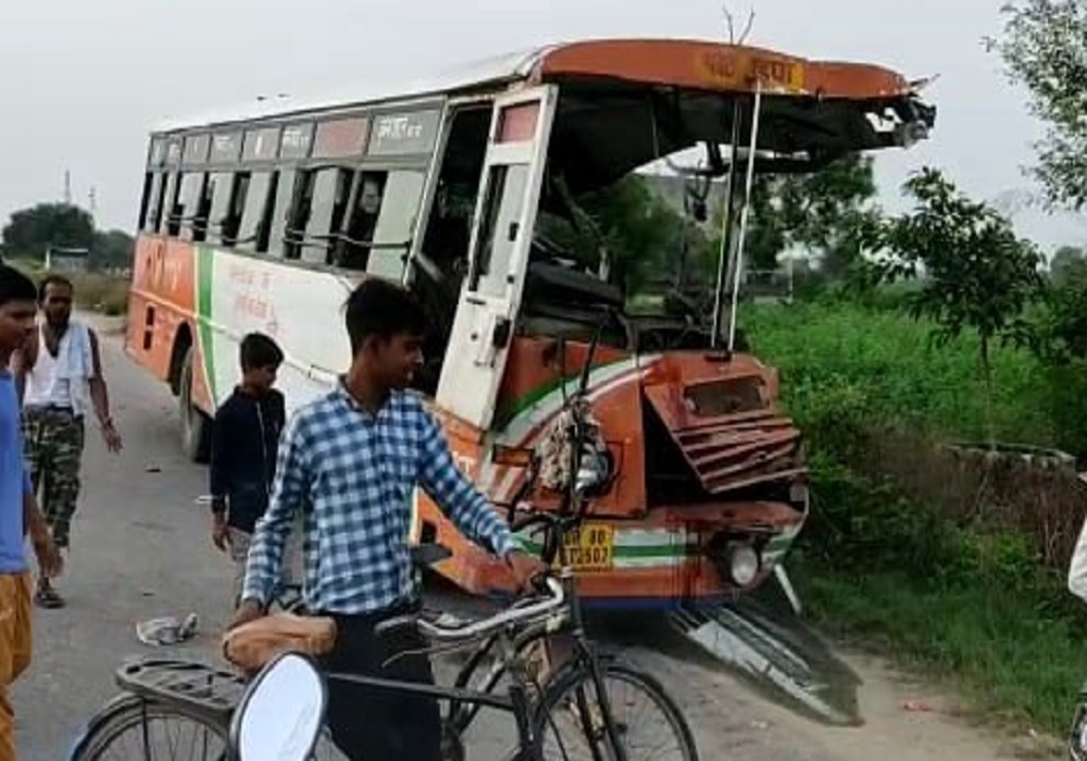 इटावा में कानपुर से आगरा जा रही रोडवेज बस, खड़े ट्राले से टकराया, 4 की मौत