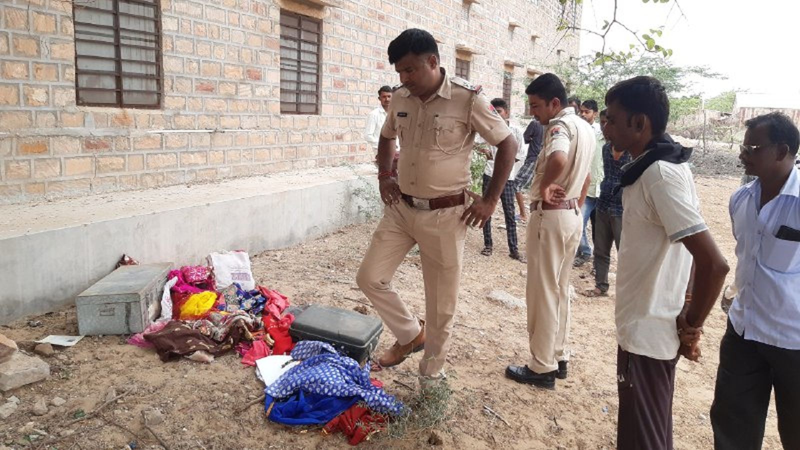 दो मकानों में सेंध लगा चोरों ने उड़ाई 4 लाख की नगदी व आभूषण
