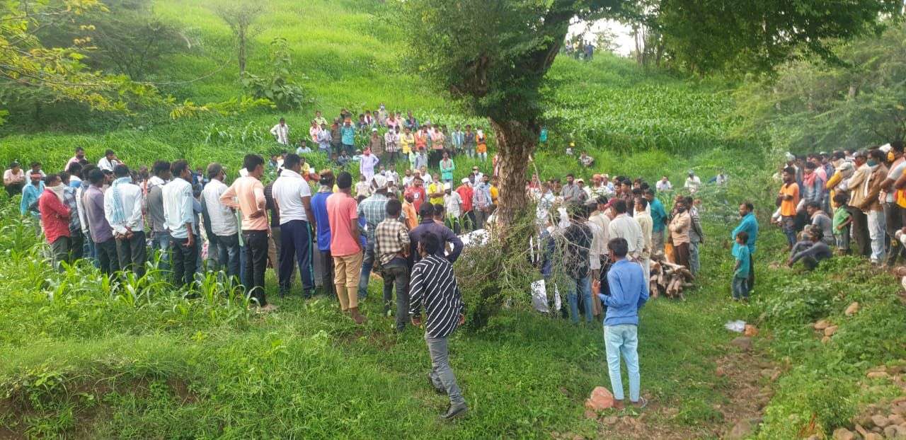 Gujarat: एक ही साथ तीन की अर्थी उठी, गांव में रूदन