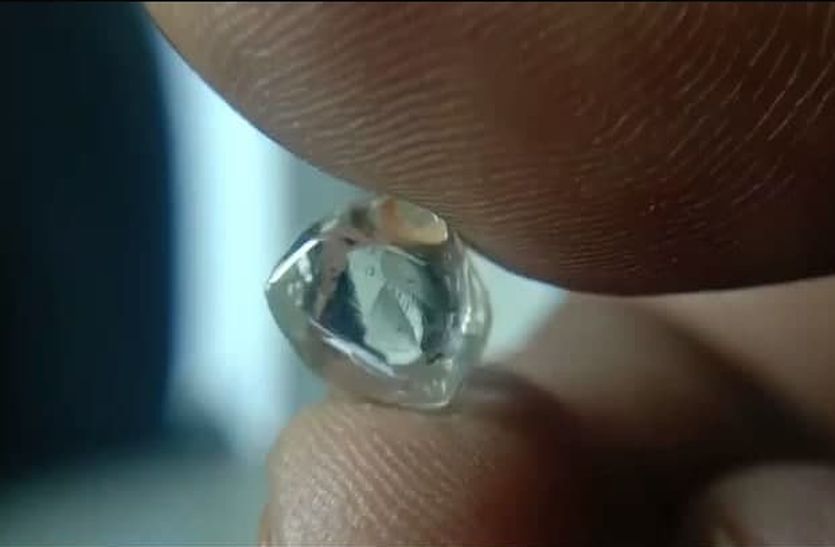 Labour Of Panna Found A Precious Diamond