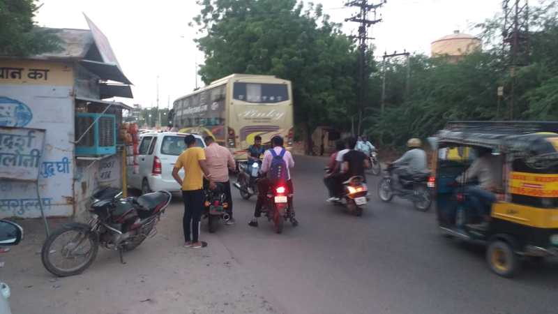 फुटपाथ पर डेयरी बूथ, आवागमन में बाधक, यातायात हो रहा जाम