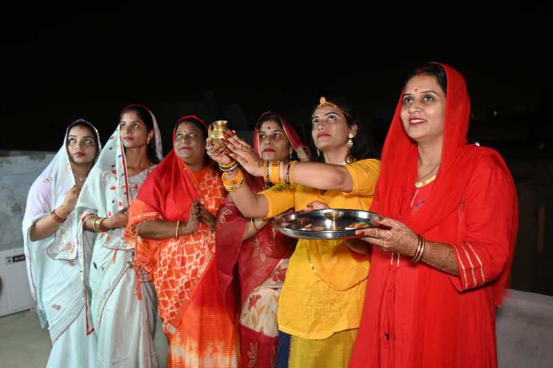 चांद निकलने तक खड़े रहकर किया व्रत, अघ्र्य देकर किया पारणा