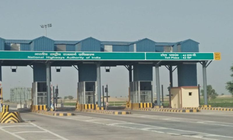 एक्सप्रेस हाइवे पर रेंग रहे अफसर