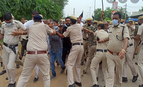 Police Lathicharge on Farmers