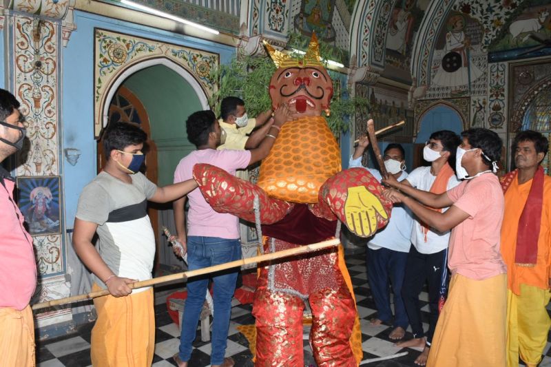 यहां लकडि़यों से पीटकर करते हैं कंस का वध