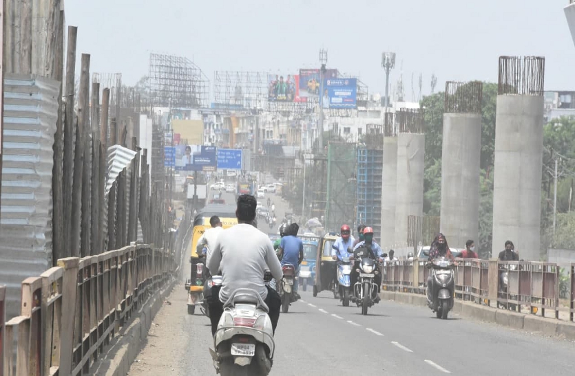 जगह-जगह डायवर्सन से डेढ़ किमी की दूरी तय करने में लगते हैं 15-20 मिनट