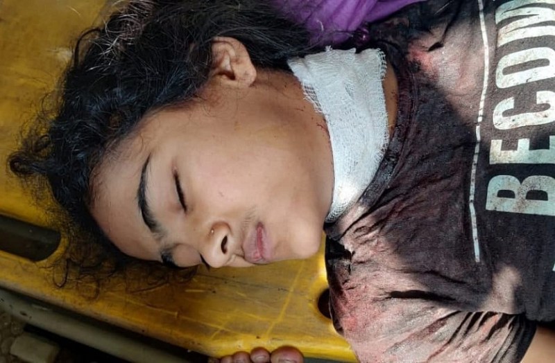 पापा मेरा गला काटने लगे, लेकिन कटर का तार निकल गया, तभी उनके मुंह से झाग निकले लगे और जमीन पर गिर गए