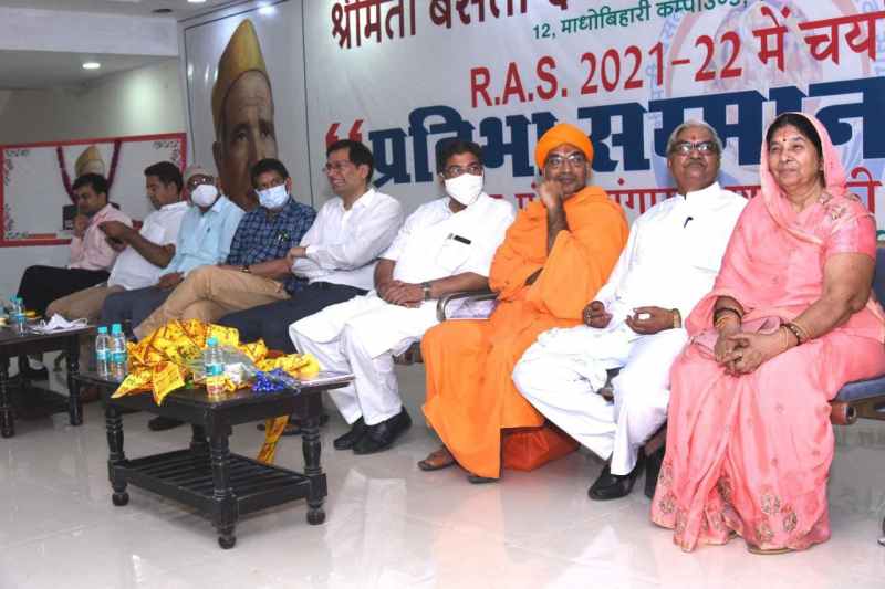 चयनित जांगिड़ समाज की प्रतिभाओं का किया सम्मान