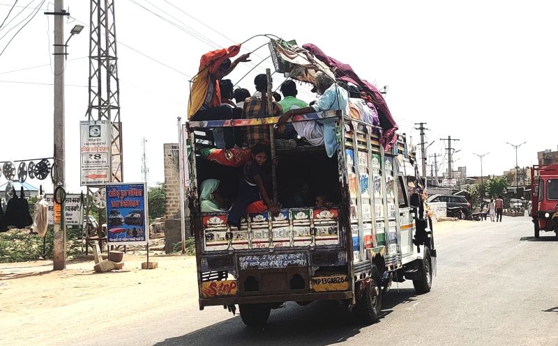 पहियों तले कुचल रहे नियम, मालवाहक पहियों पर मौत का सफर