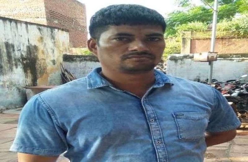 Notorious dacoit Mukesh Thakur, who was rewarded one lakh 15 thousand, was killed in an encounter by the UP Police