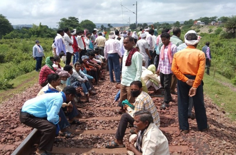 CG सर्व आदिवासी समाज का चक्काजाम, बालोद में ट्रेन रोकी, राजनांदगांव में NH किया जाम, 12 सूत्रीय मांगों को लेकर आर्थिक नाकेबंदी