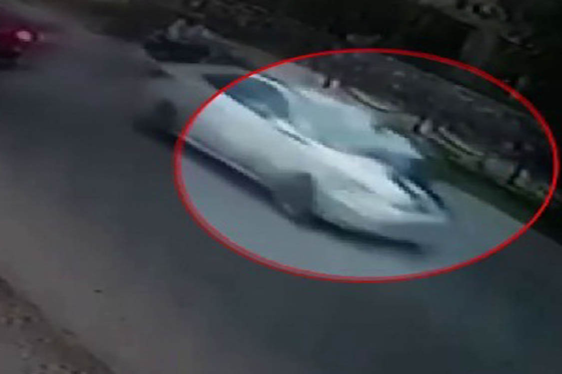 वीडियो : ट्रैफिक जवान कार के बोनट पर लटक गया, पहले कार ने टक्कर मारी थी