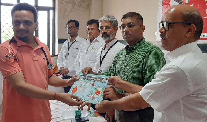 रक्तवीरों ने दिखाया जोश, 4 घंटे में 74 यूनिट रक्तदान