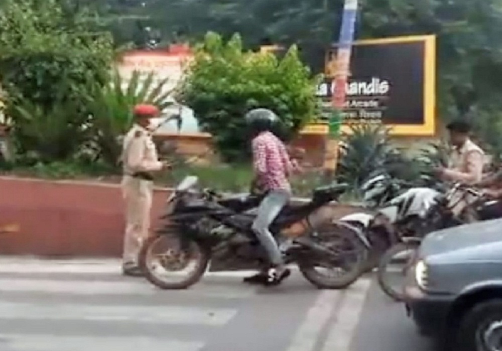कानपुर में ट्रैफिक सिग्नल पर बिना हेलमेट सिपाही पर भड़क उठा युवक, पुलिस कमिश्नर ने करवाया चालान, वायरल हुआ वीडियो