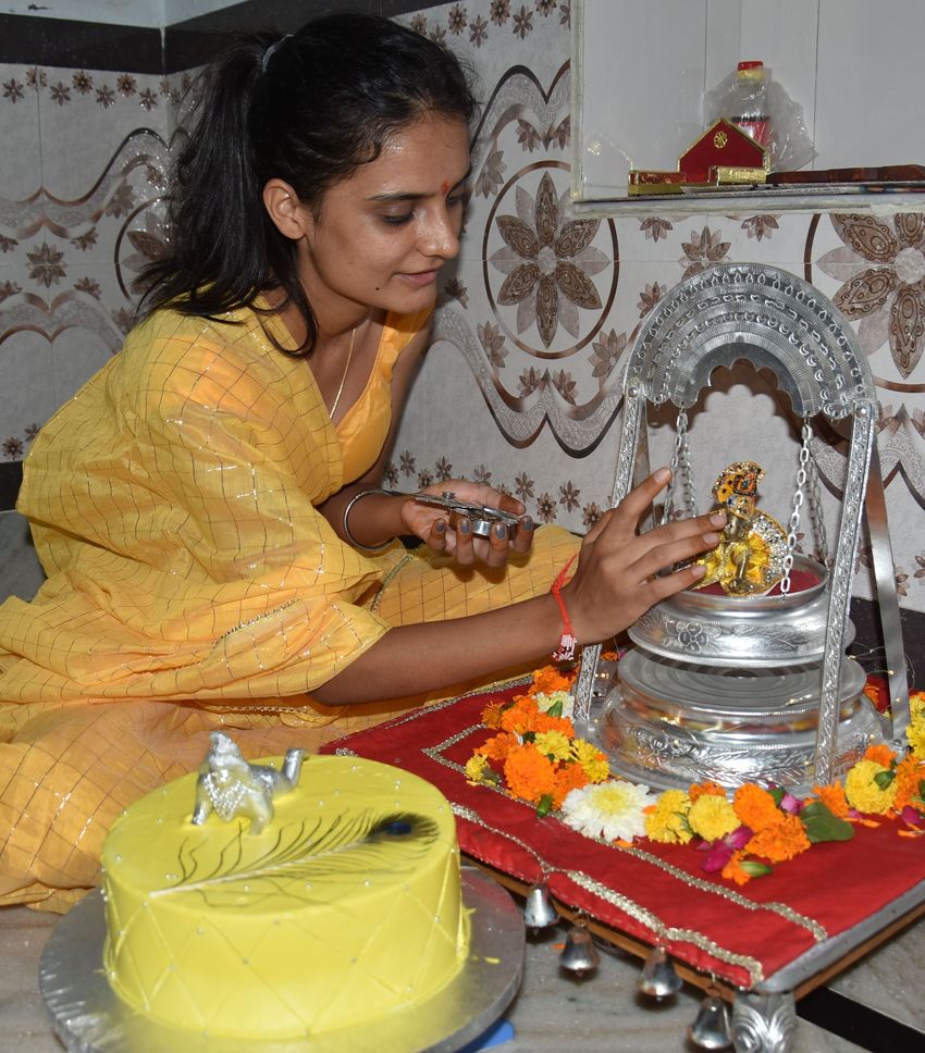 घरों व मंदिरों में आज मध्यरात्रि को मनेंगी जन्माष्टमी, ऑनलाइन दर्शन की व्यवस्था