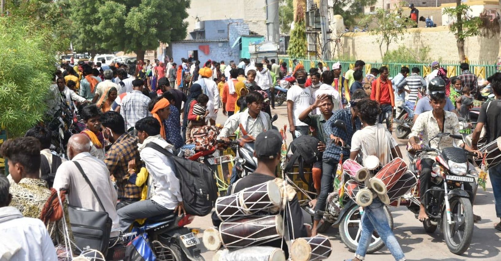 बाबा का मेला स्थगित फिर भी पहुंच रहा आस्था का रैला