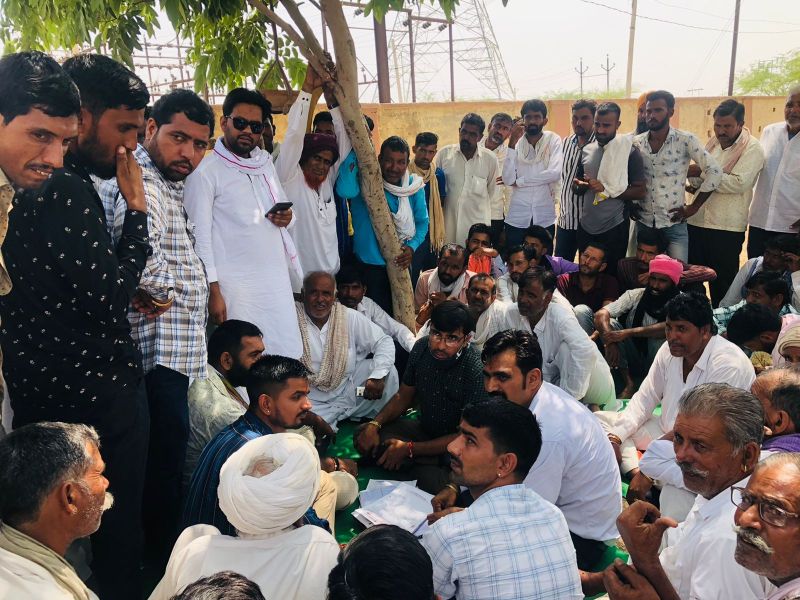 कटौती व कम वोल्टेज को लेकर धरने पर बैठे