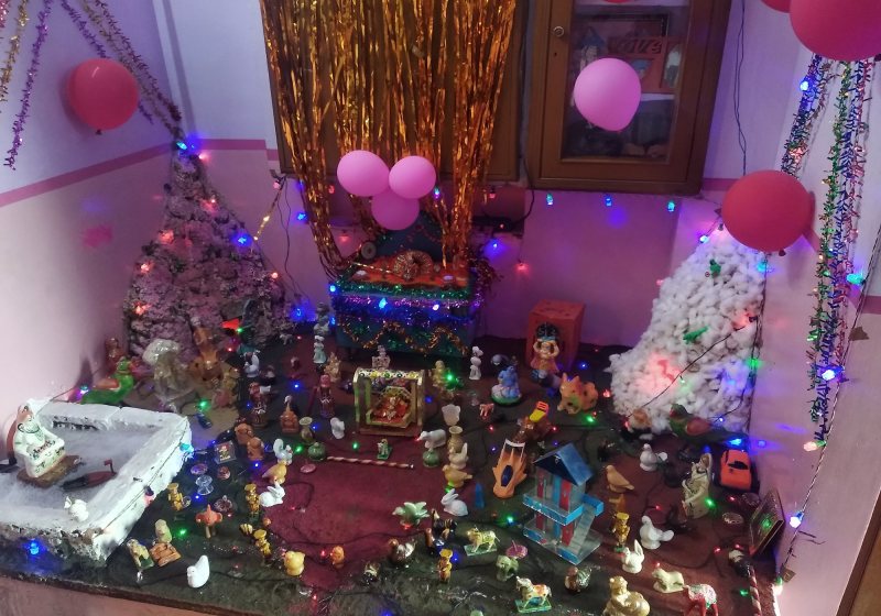 घर-घर और मंदिरों में सजी झांकियां