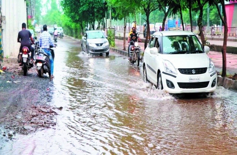 40 करोड़ रुपए खर्च, नहीं है जल निकासी की व्यवस्था, नतीजा- सड़क बन गई तालाब