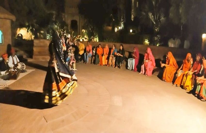 भाजपा प्रत्याशियों की बाड़ाबंदी, कालबेलिया नृत्य से मनोरंजन