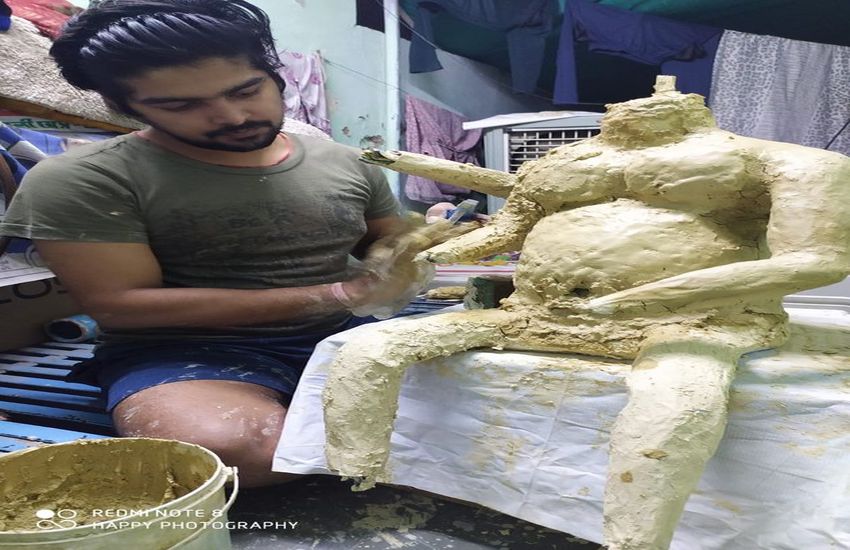 बिना सीखे दिव्यांशु देते हैं माटी को विघ्नहर्ता का आकार