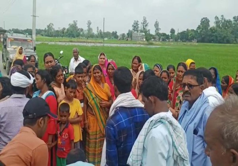 मृतक के घर जुटी भीड़