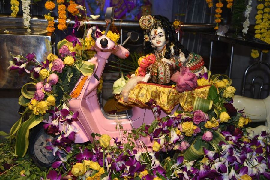 मध्यरात्रि घरों में गूंजा नंद के आनंद भयो....