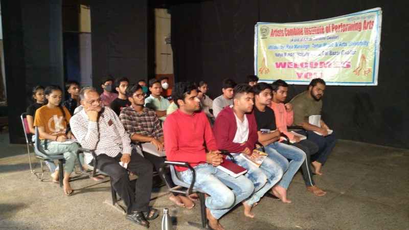 व्यक्तित्व को निखारता है अभिनय