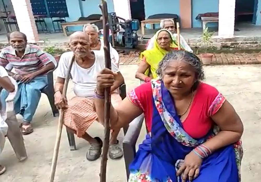 आश्रम के बाहर बैठे बुजुर्ग