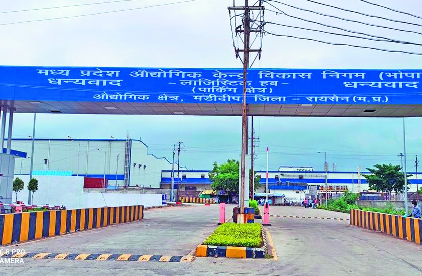 शहर के सतलापुर क्षेत्र में एकेवीएन द्वारा करीब दो वर्ष पूर्व पार्किंग का ठेका एक निजी कंपनी को दिया था।